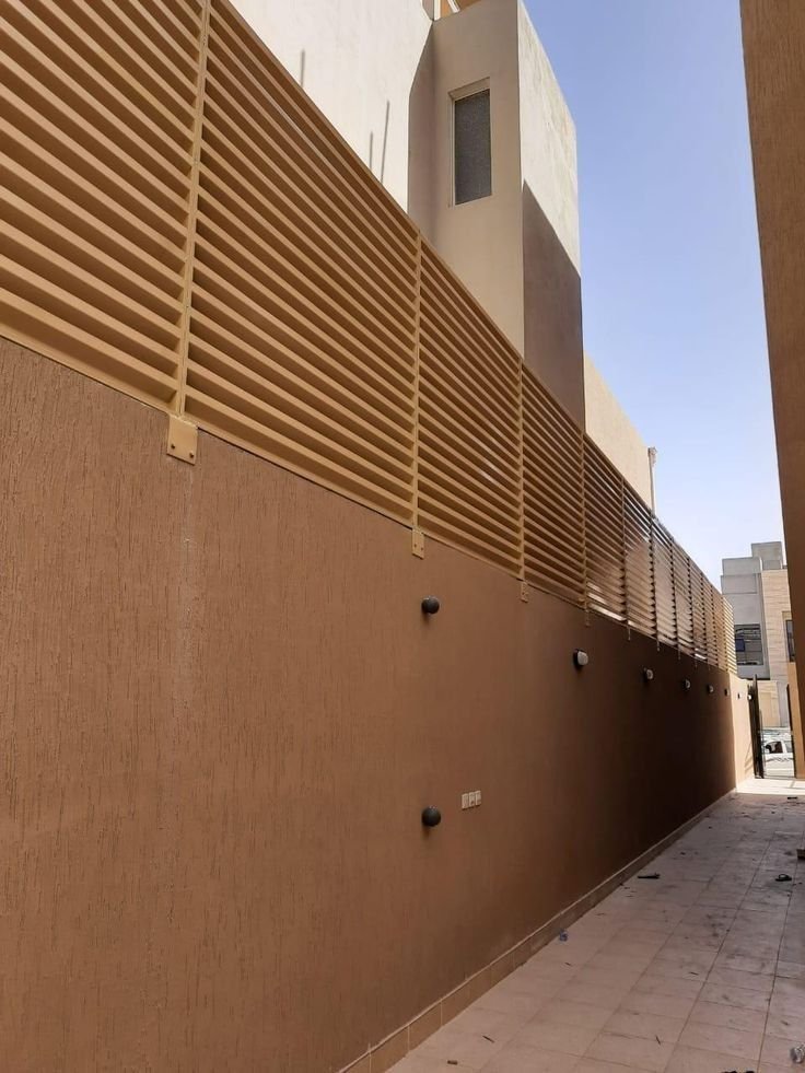 كيف تختار السواتر المناسبة لمنزلك أو فيلتك؟